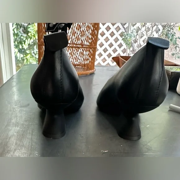Salvatore Ferragamo women’s black leather pump - Picture 3 of 3